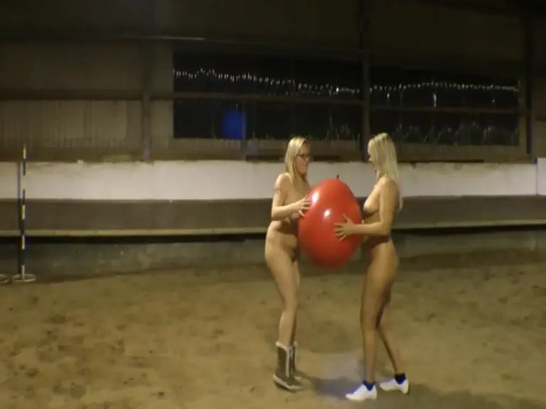 sexy foto nr. 4 von Nackt mit einem riesen Balloon in der Reithalle