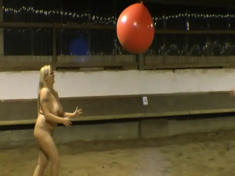sexy foto nr. 7 von Nackt mit einem riesen Balloon in der Reithalle