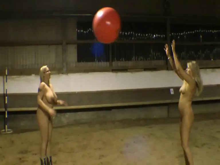 Nackt mit einem riesen Balloon in der Reithalle