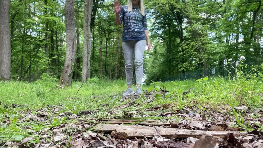 Vorschaubild zum Video „Outdoor Pissen“ von Sweet Susi NRW