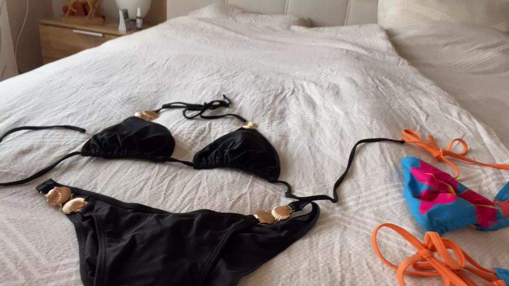 sexy foto nr. 2 von Bikini Anprobe für den Urlaub