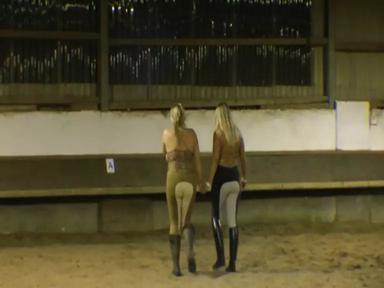 Dicke Titten hüpfen durch die Halle
