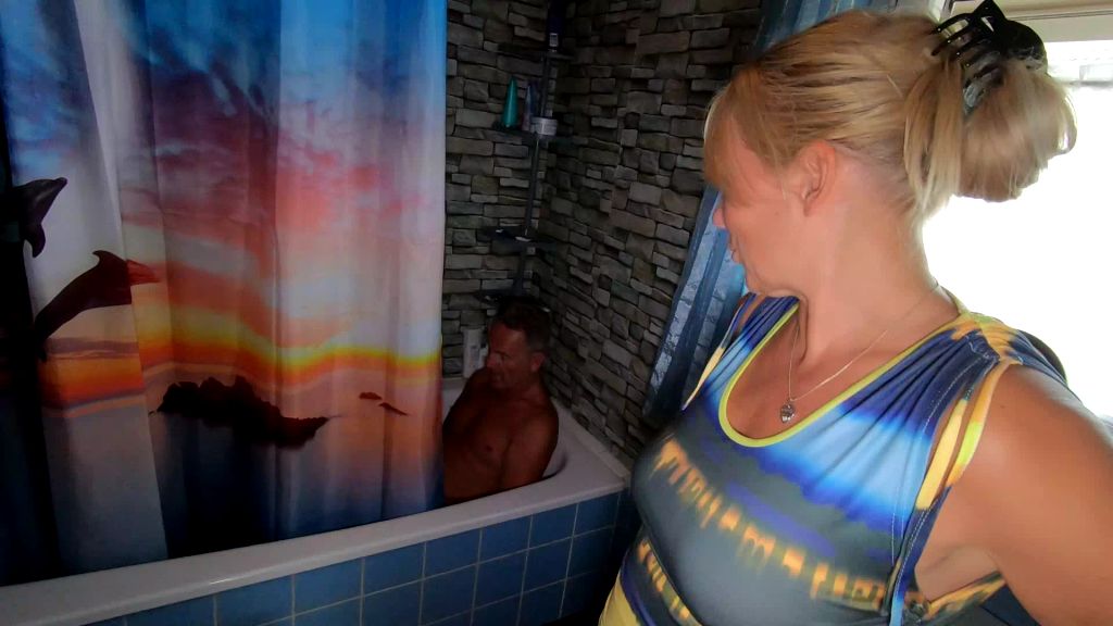 sexy foto nr. 1 von Das Piss Shampoo