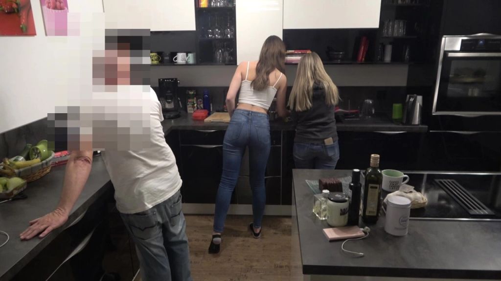 sexy foto nr. 2 von Notgeiler Ehemann verführt mich, während Frau in der Küche..