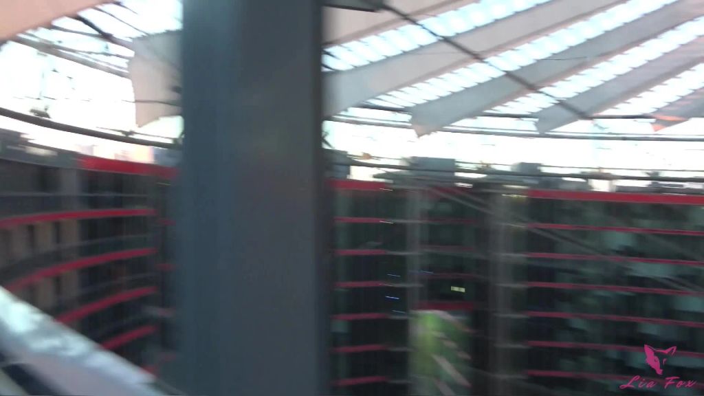 sexy foto nr. 4 von Nackt im Sony Center! Mutprobe 2.0!