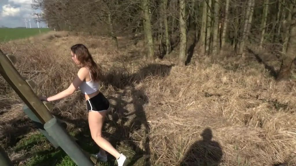 sexy foto nr. 5 von OUTDOOR CREAMPIE! Himmlische Jungschlampe im Teufelswald...