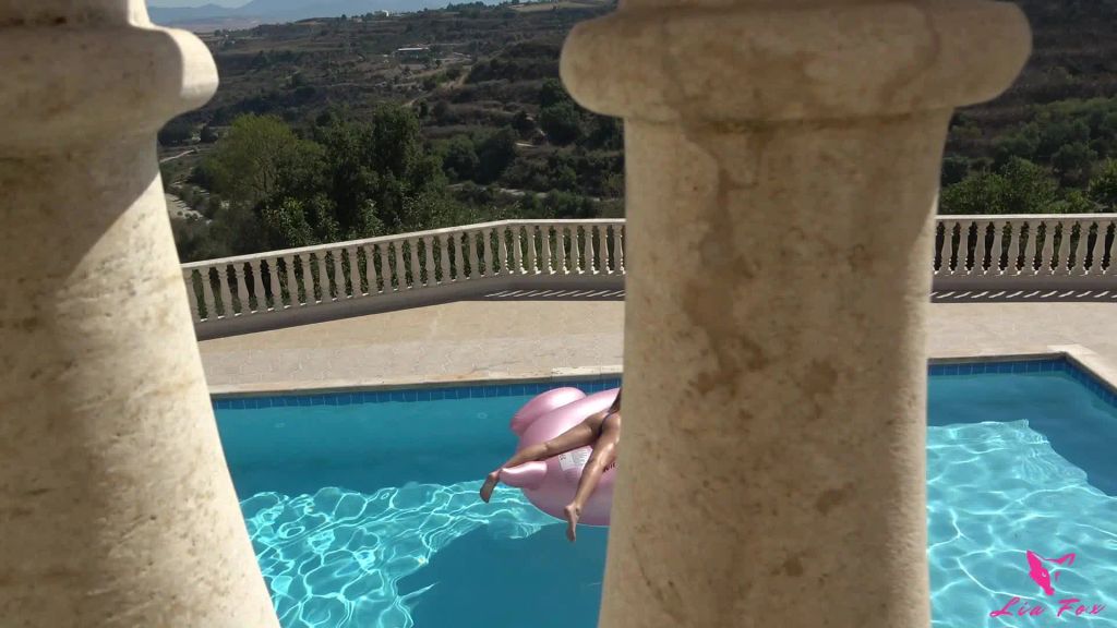 sexy foto nr. 1 von Wet'n Wild - HOTEL POOL CREAMPIE