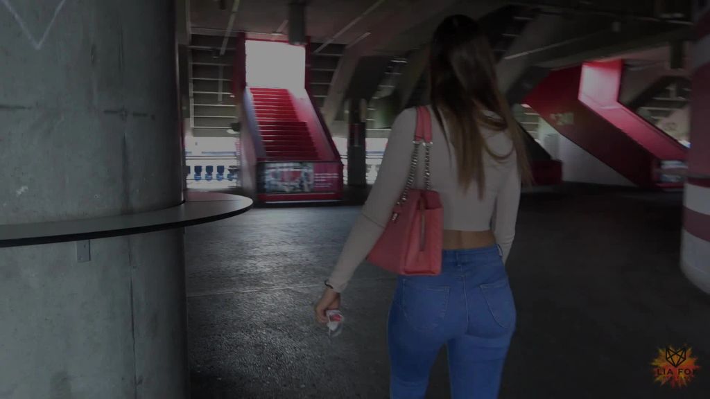 sexy foto nr. 1 von Verbotener Sex im Fußballstadion!!