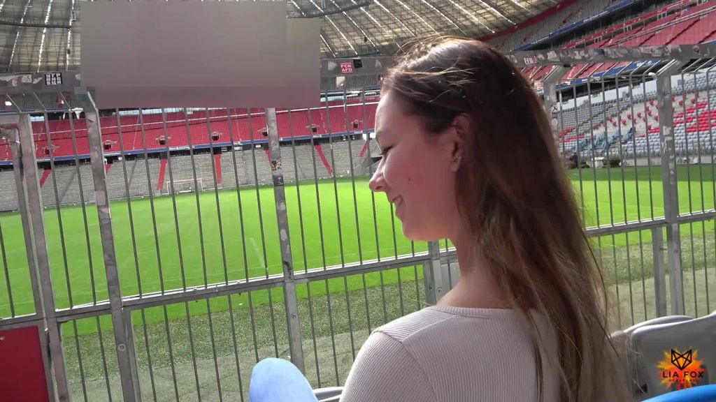 sexy foto nr. 2 von Verbotener Sex im Fußballstadion!!