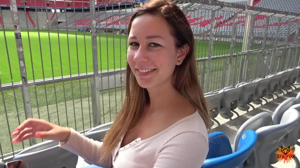 sexy foto nr. 3 von Verbotener Sex im Fußballstadion!!
