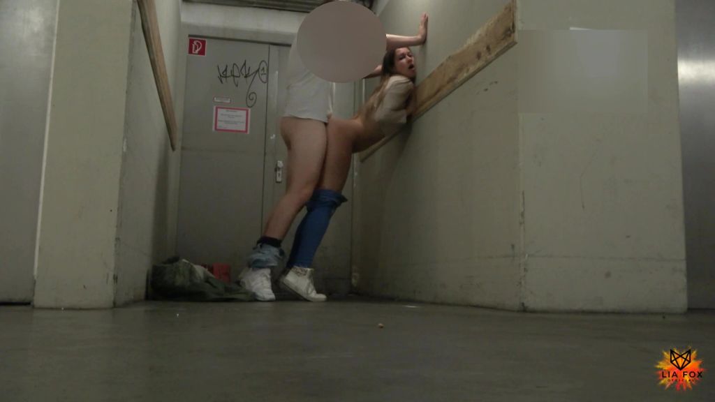 sexy foto nr. 9 von Verbotener Sex im Fußballstadion!!