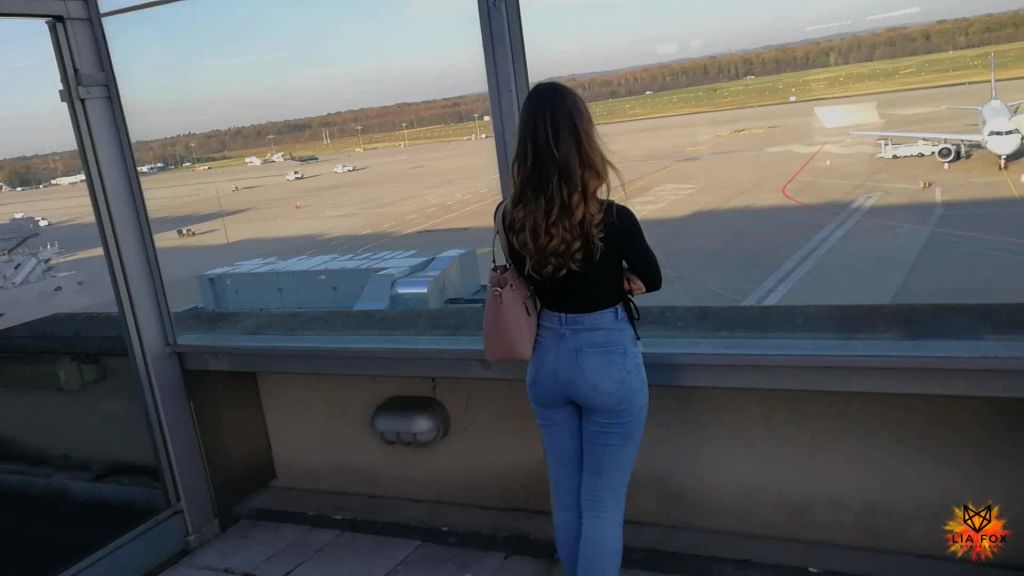 sexy foto nr. 1 von Am FLUGHAFEN abgeschleppt!