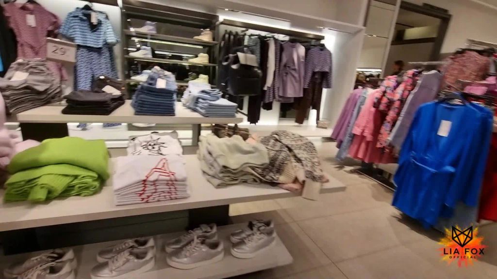 sexy foto nr. 1 von Fickmaul in der Umkleide gestopft!