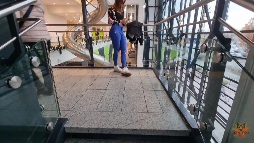 sexy foto nr. 1 von CREAMPIE im Kaufpark! Angequatsch und weggebummst!Lia Extrem