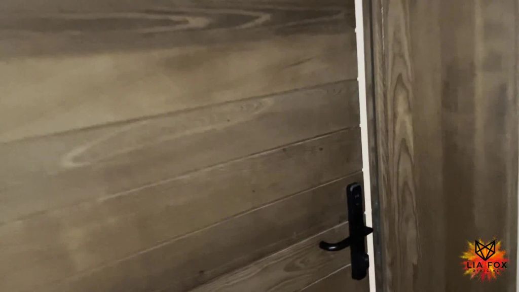 Lass die Nachbarn doch zuschauen!Bückstück-Schlampe squirtet
