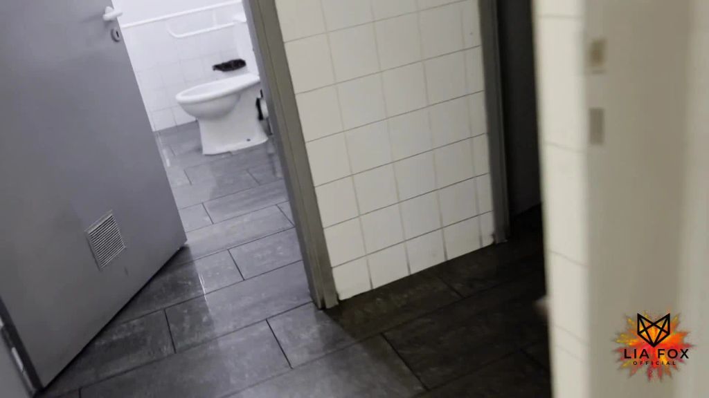 sexy foto nr. 2 von Kaufhaus Schlampe Lia gibt einen Creampie Fick auf Treuepunk