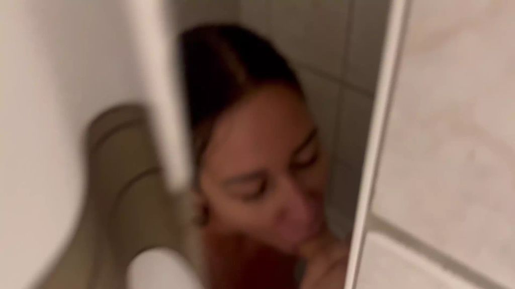 sexy foto nr. 7 von HEFTIG! Ich erwische meinen Stiefbruder beim Spannern!