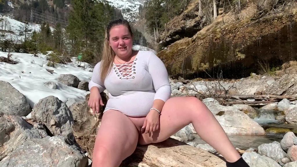 sexy foto nr. 1 von Outdoor Pissen auf einem Baumstamm