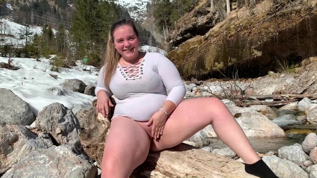 sexy foto nr. 2 von Outdoor Pissen auf einem Baumstamm