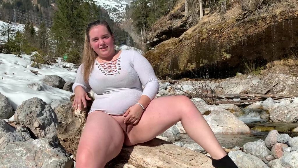sexy foto nr. 3 von Outdoor Pissen auf einem Baumstamm