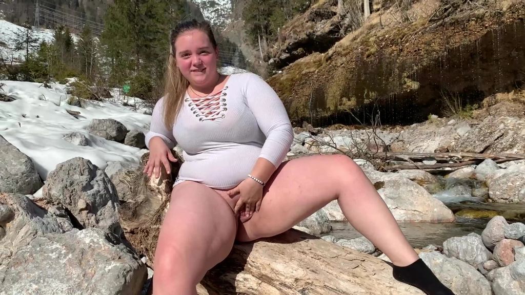 sexy foto nr. 4 von Outdoor Pissen auf einem Baumstamm
