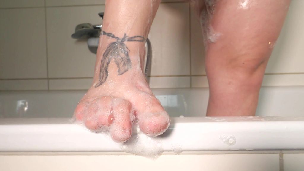 sexy foto nr. 8 von Ich creme mir meinen Fuß ein mit Duschgel