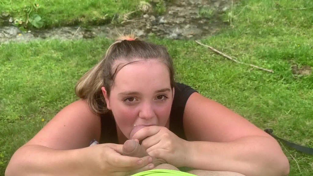 sexy foto nr. 2 von Outdoor Doggy und vollgespritzt