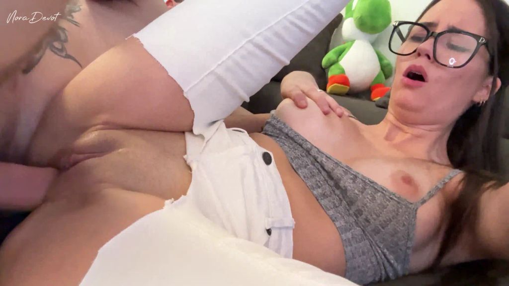 sexy foto nr. 7 von XXL Facecumshot für spermageiles Gamergirl!