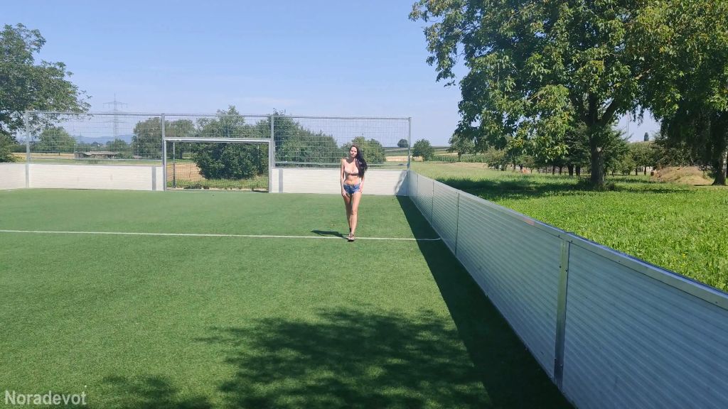 sexy foto nr. 1 von Blowjob auf dem Fußballplatz