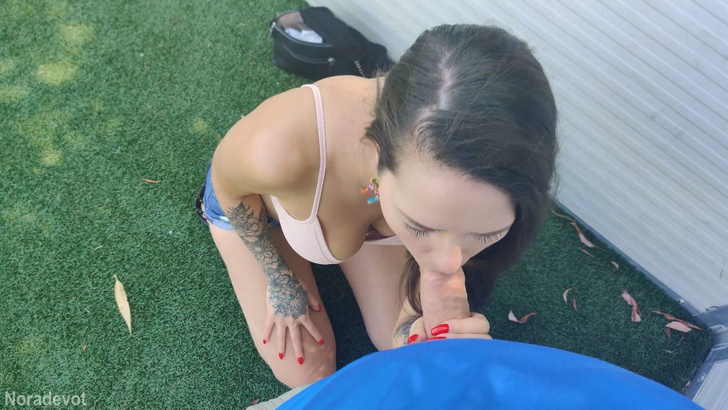 sexy foto nr. 6 von Blowjob auf dem Fußballplatz