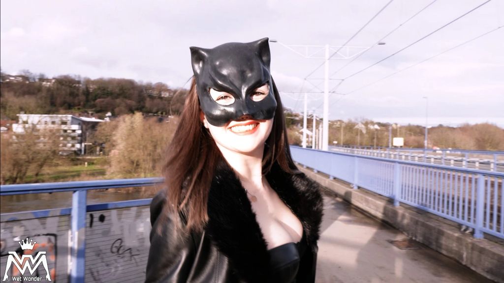 Public Piss Parade #22. Goldregen auf der Brücke