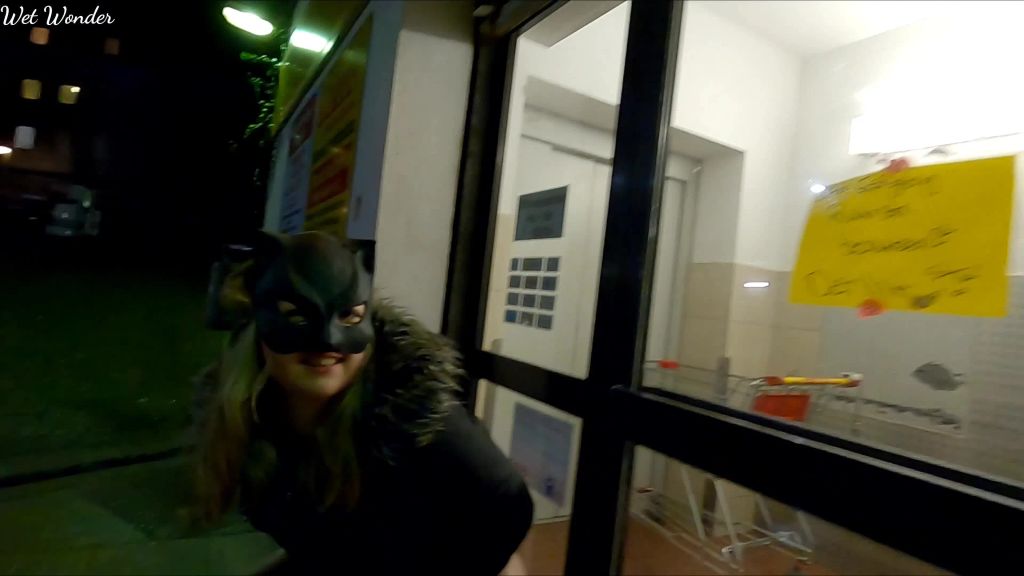 sexy foto nr. 9 von Skandal Piss Aktion vor dem Supermarkt!