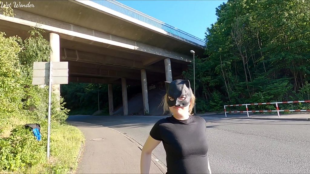 sexy foto nr. 4 von Public Piss Parade #2. Im Blickfeld der Autofahrer..