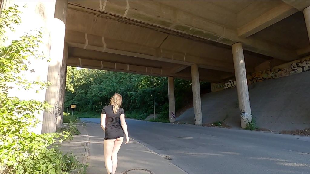 sexy foto nr. 5 von Public Piss Parade #2. Im Blickfeld der Autofahrer..