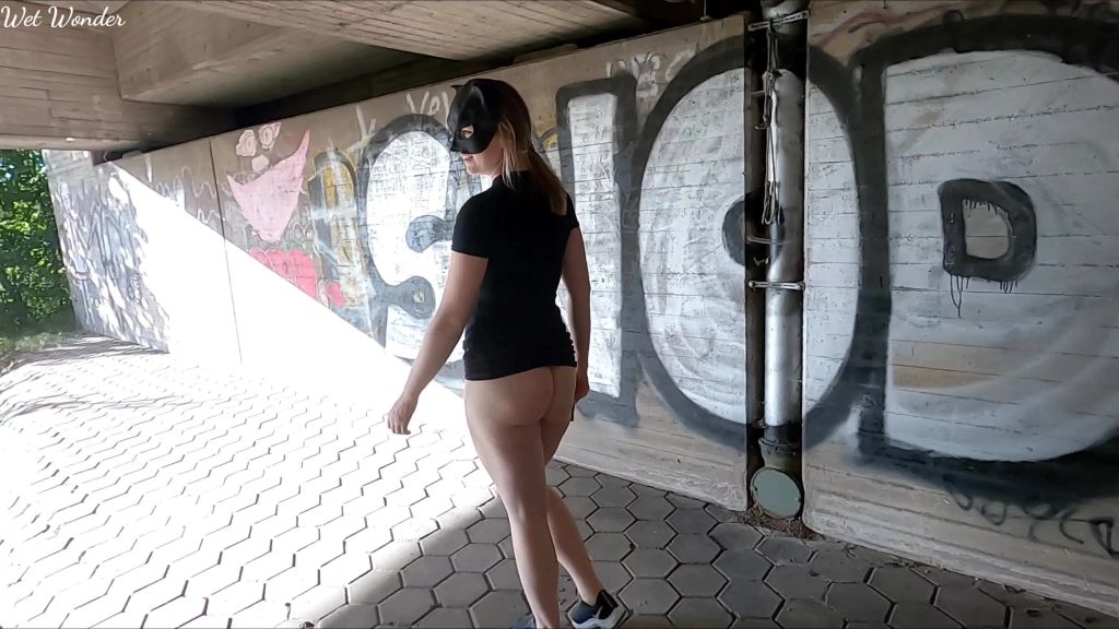 sexy foto nr. 7 von Public Piss Parade #2. Im Blickfeld der Autofahrer..