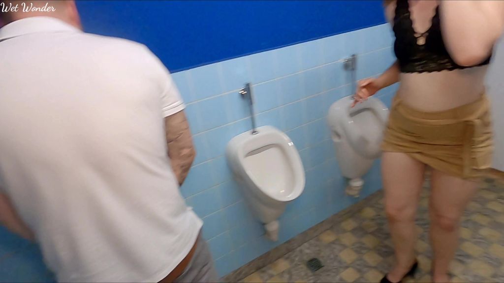 sexy foto nr. 4 von Im Restaurant mitten in das besetzte Herren WC gepisst
