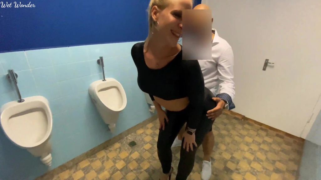Er spritze Sie voll, ich leckte es ab...