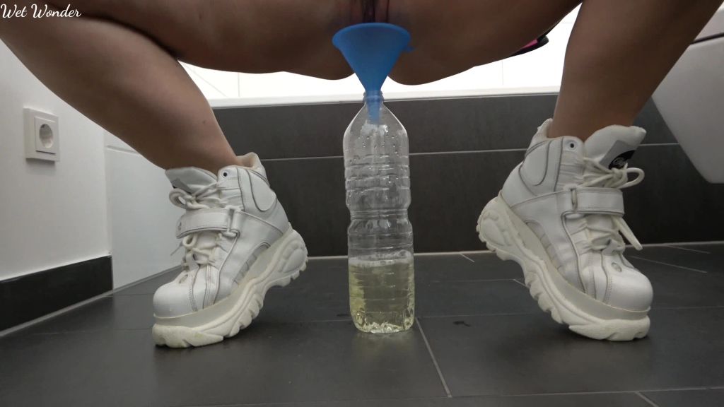 sexy foto nr. 4 von Die Pinkel challenge! Wer Pisst mehr?