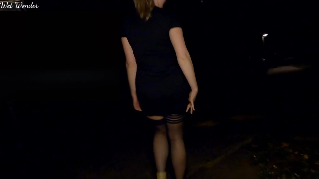 sexy foto nr. 5 von frecher heimlicher und riskanter Treppenhaus Piss.