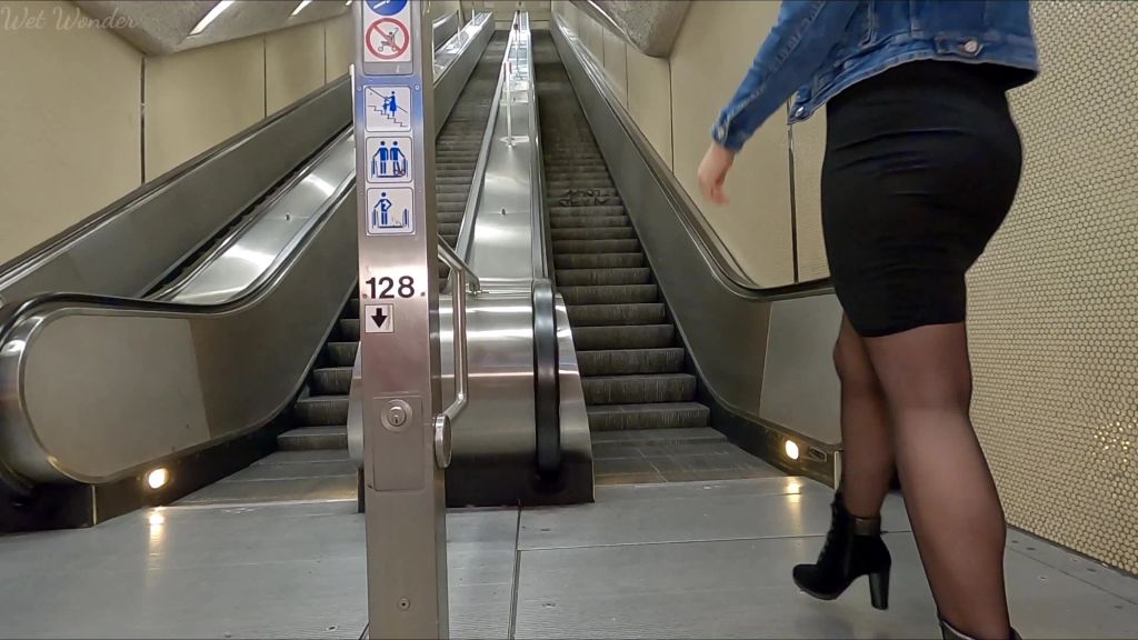 sexy foto nr. 1 von Public Piss Parade #3. Auf der Rolltreppe in der U-Bahn