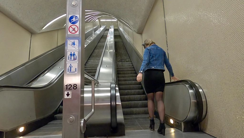 Public Piss Parade #3. Auf der Rolltreppe in der U-Bahn