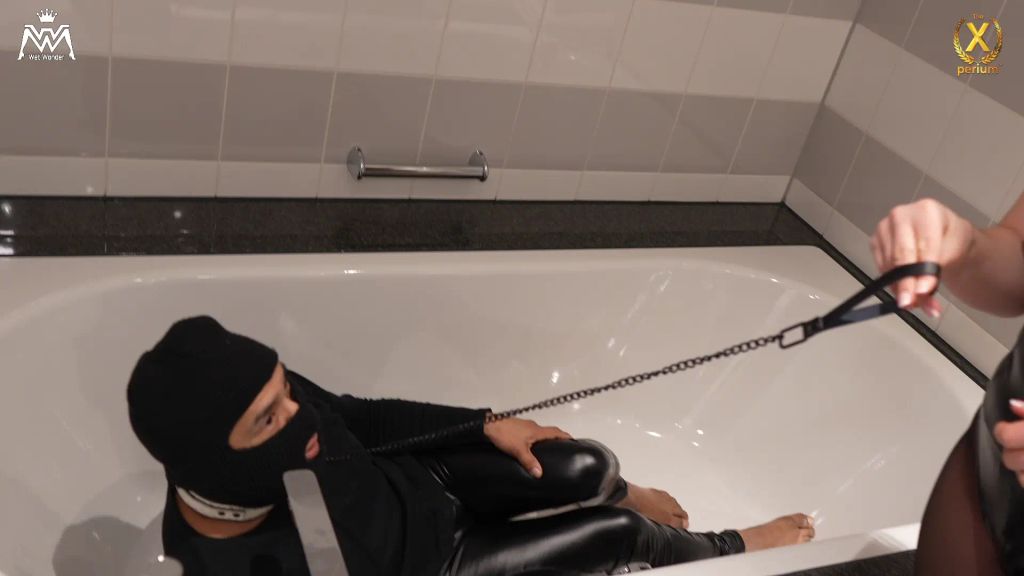 sexy foto nr. 4 von Doppelte Dominanz – Natursekt-Dusche für unseren Sklaven! 💦