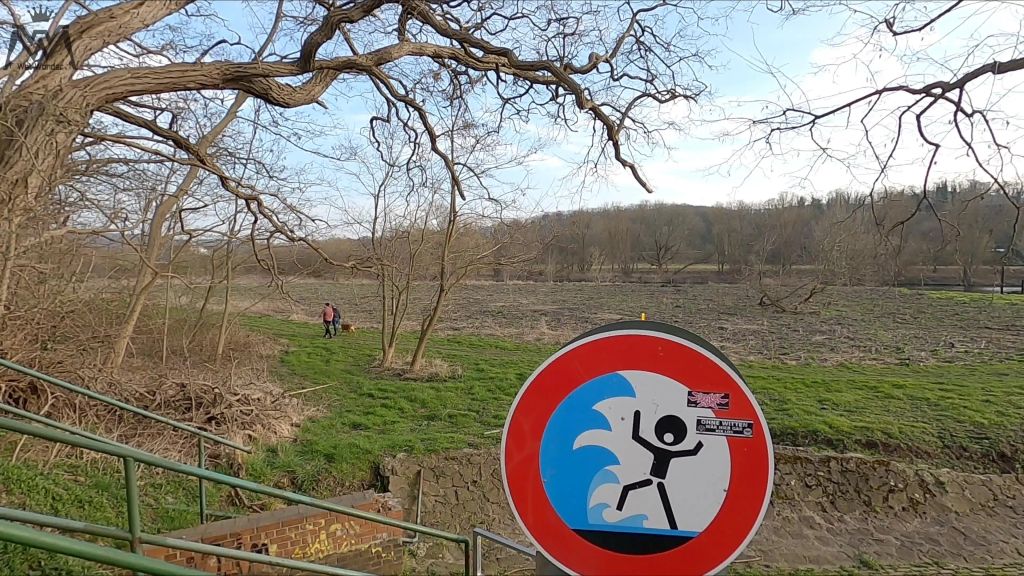 sexy foto nr. 1 von Vorsicht Flutwelle!!!