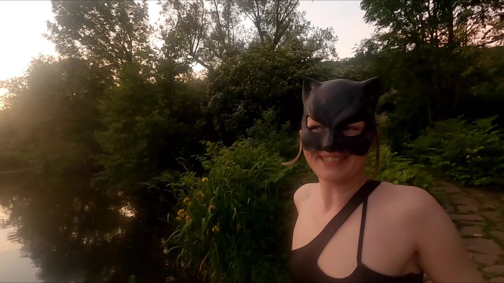 sexy foto nr. 2 von Partypeople im Hintergrund & Natursektaktion im Vordergrund