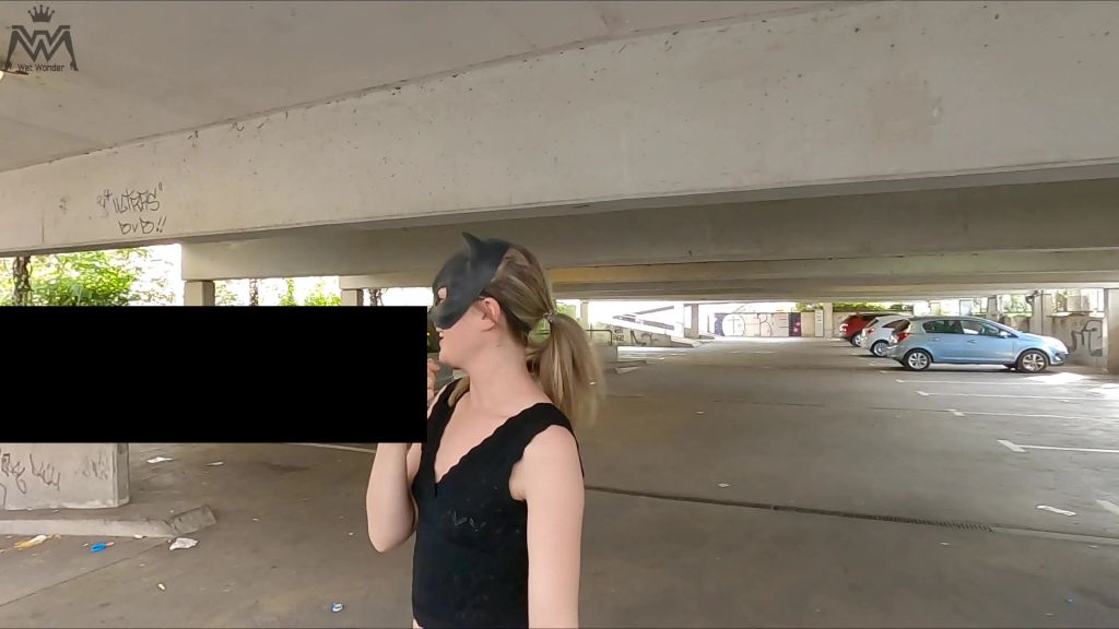 sexy foto nr. 8 von Die doppelte Public Piss Aktion