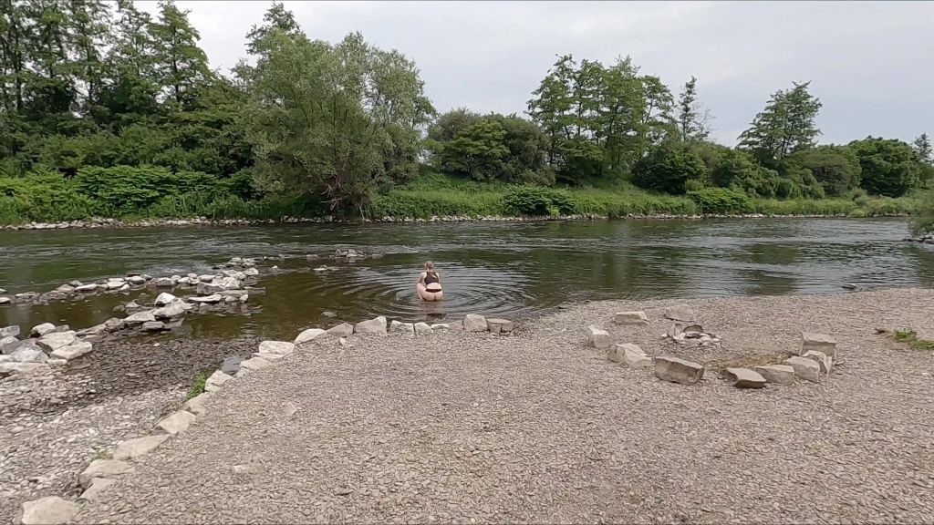 sexy foto nr. 2 von Feuchte Fotze am Fluss #2.