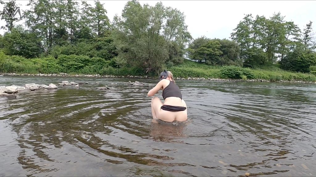 sexy foto nr. 3 von Feuchte Fotze am Fluss #2.