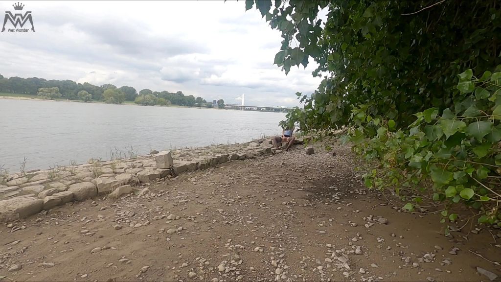 sexy foto nr. 3 von Feuchte Fotze am Fluss #3
