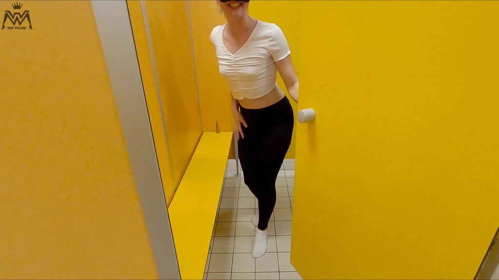 sexy foto nr. 2 von Public Piss Parade #10. Im Schwimmbad