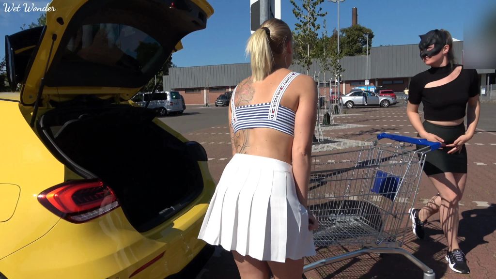 sexy foto nr. 2 von Public Piss Parade #12. Auf dem Parkplatz vor dem Supermarkt
